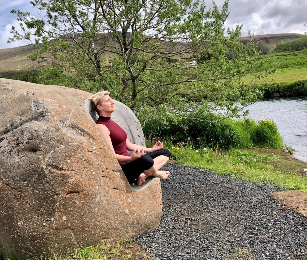 Eins og áin Varmá líður hjá við listaverk Elísarbetar Jökulsdóttur munu áskoranir daganna einnig líð…