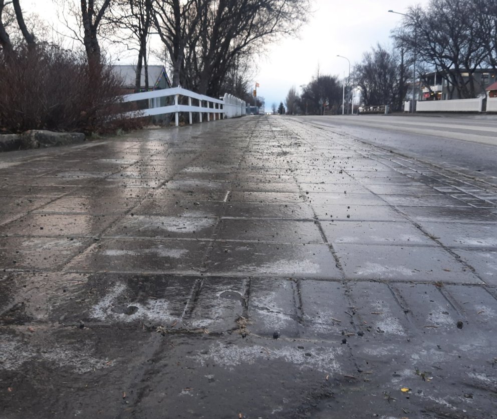 Mikil hálka í bænum