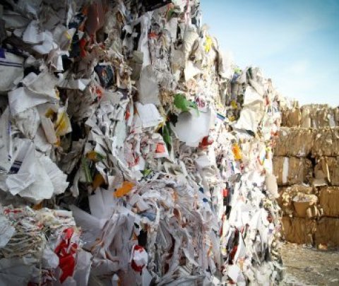 Fjúkandi rusl og sorptunnur – salt og sandur á gámasvæði