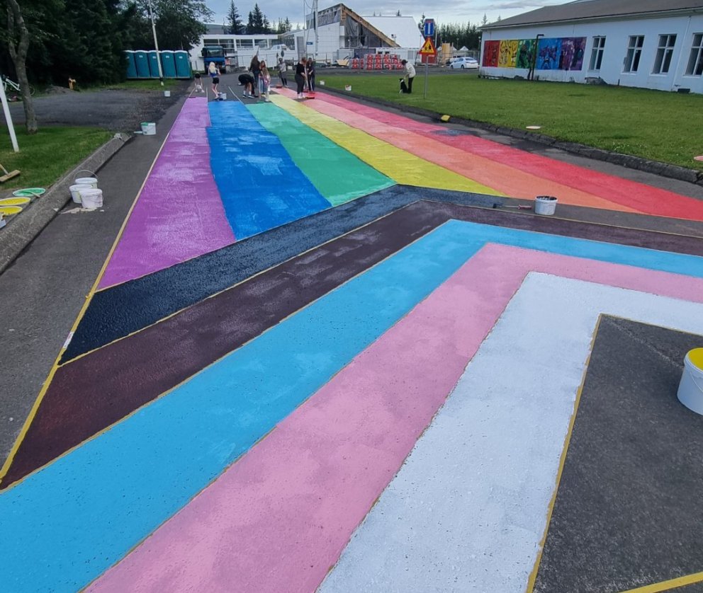 Regnbogafáninn málaður á Skólamörk