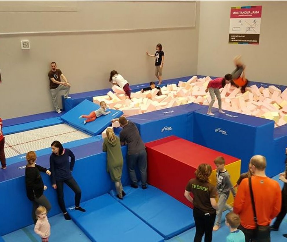 Stökkgryfja og trampólín keypt