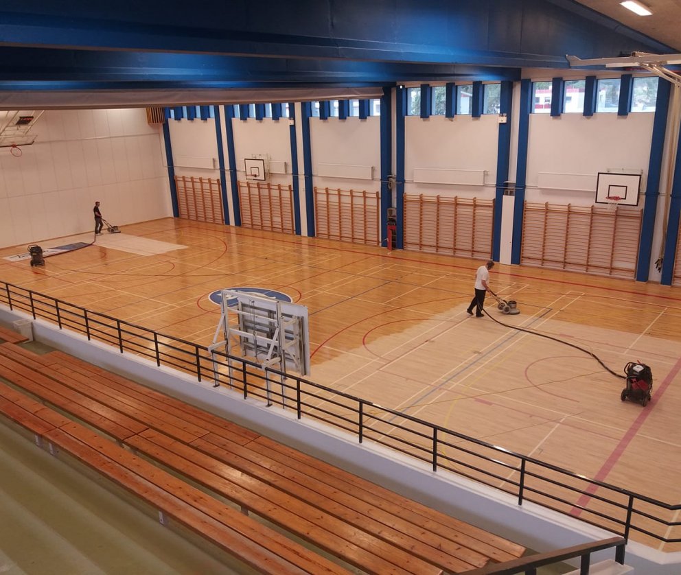 Viðhaldsvinna í íþróttamannvirkjum