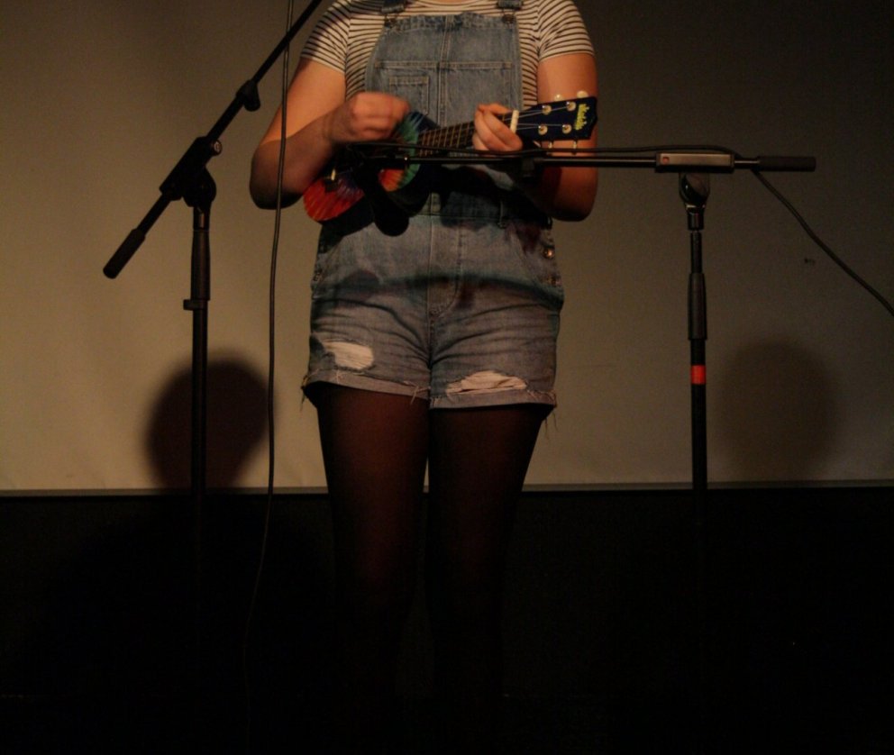 Stefanía söng og spilaði til sigurs