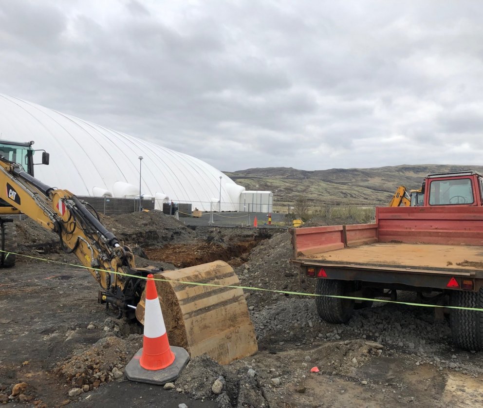 Framkvæmdir hafnar við bílaplan Hamarshallarinnar