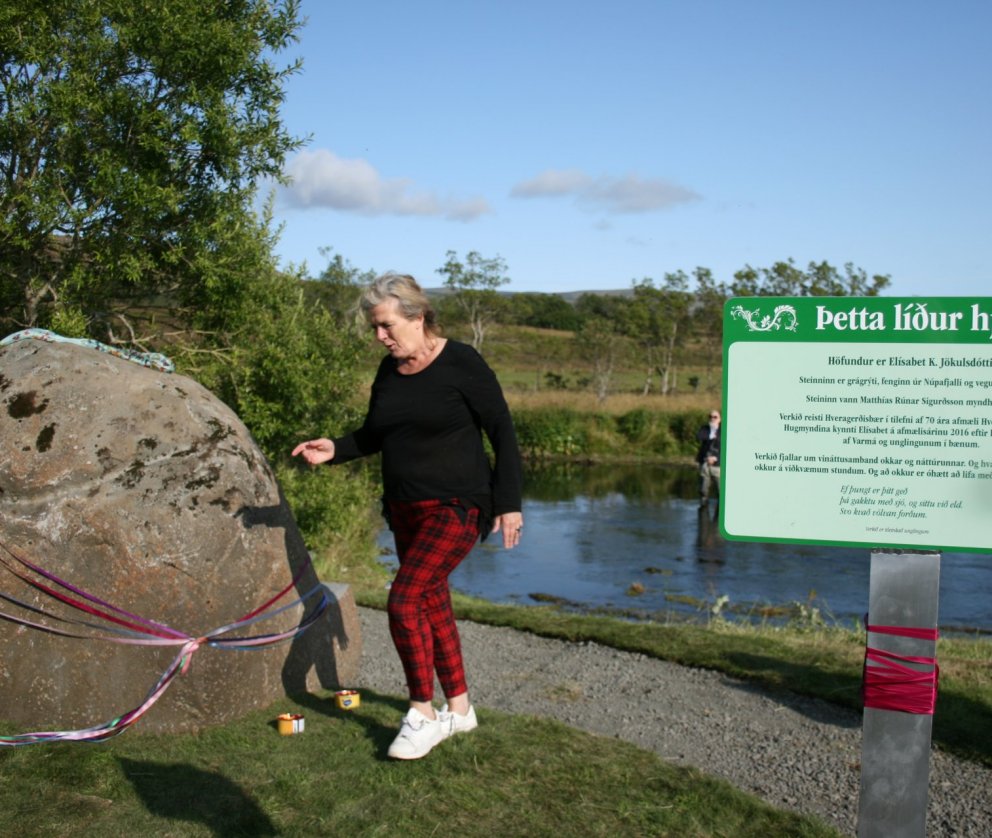 Þetta líður hjá afhjúpað á bakka Varmár