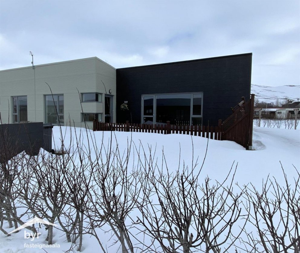 Parhús að Dalsbrún 27 er á góðum stað í blómabænum Hveragerði