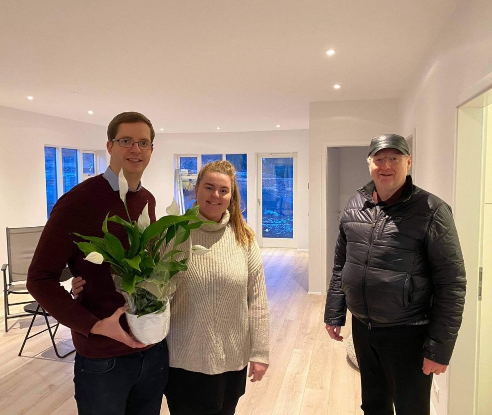 Reynir Þór og Brynja ásamt Eyþóri, forseta bæjarstjórnar í nýja húsinu.