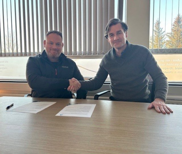 Þórir Kristján Þórisson hjá Stjörnugörðum ehf ásamt bæjarstjóra.