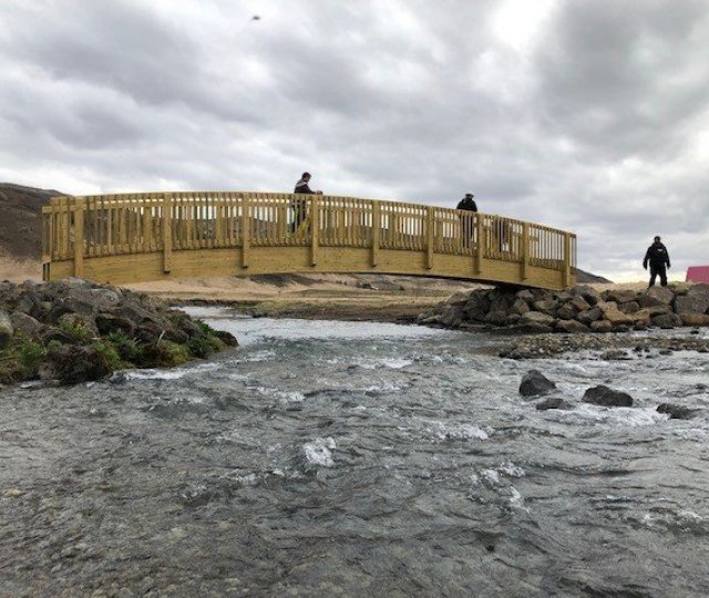Ný brú hefur verið sett yfir Hengladalaá við upphaf gönguleiðarinnar inn í Reykjadal.