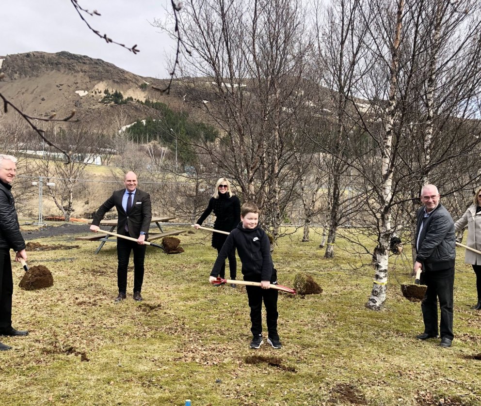 Fyrstu skóflustungurnar að viðbyggingu við Grunnskólann í Hveragerði