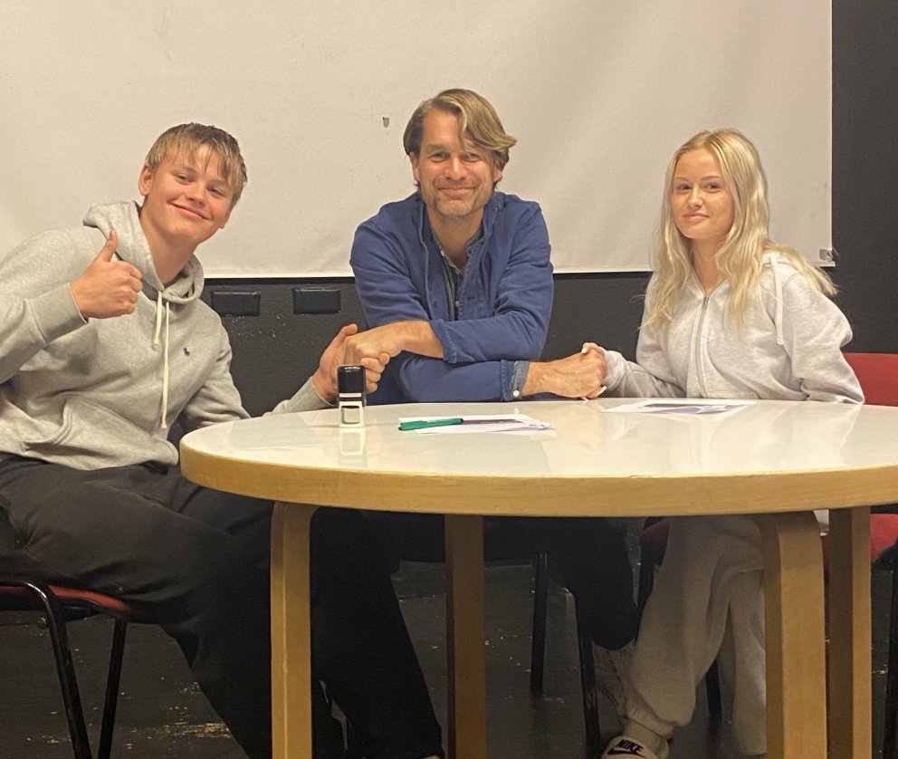 7. og 10. bekkur gera samning við Hveragerðisbæ