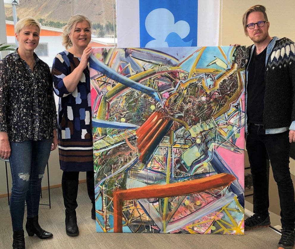 Jakob Veigar gefur Hveragerðisbæ málverk