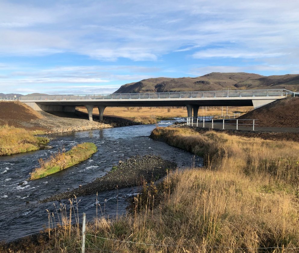 Ný brú yfir Varmá opnuð