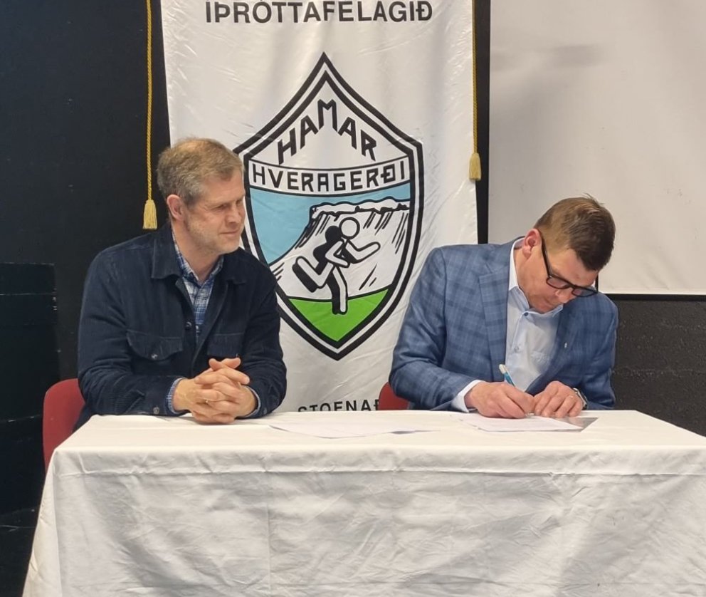 Geir Sveinsson bæjarstjóri og Þorsteinn Ragnarsson formaður Hamars undirrita hér samninginn milli Hv…