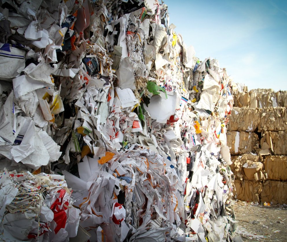 Fjúkandi rusl og sorptunnur – salt og sandur á gámasvæði