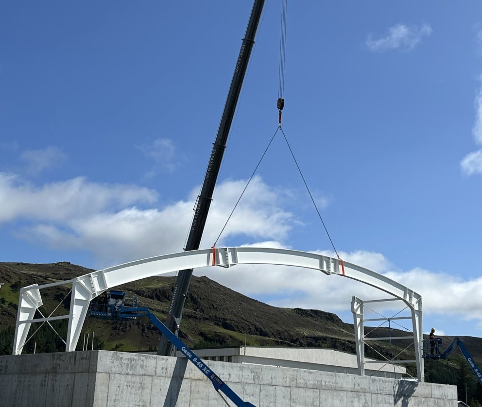 Fyrsta stálsperran reist við byggingu íþróttahúss