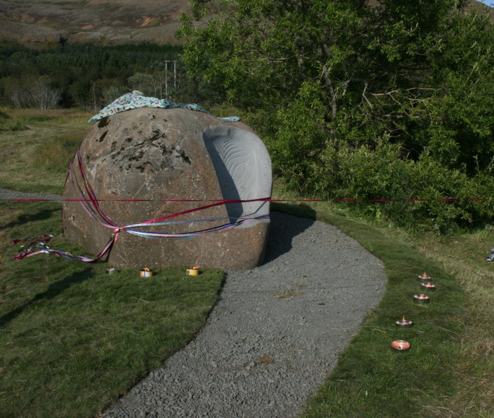 Þetta líður hjá afhjúpað á bakka Varmár