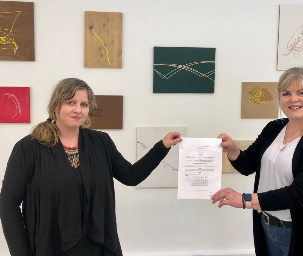 Kristín Scheving, safnstjóri ásamt Aldísi Hafsteinsdóttur, bæjarstjóra, við undirritun samningsins.