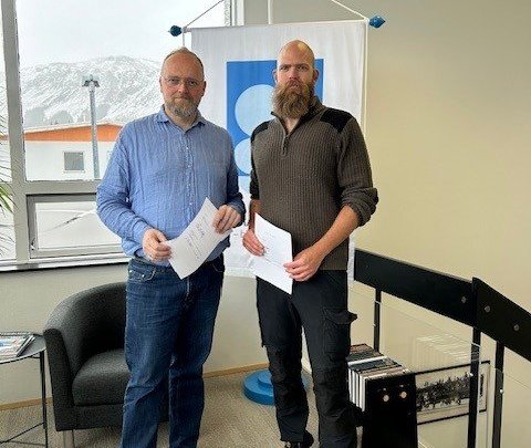 Jón Friðrik Matthíasson, byggingarfulltrúi Hveragerðisbæjar og Sigurður Fannar Nathanelsson handsölu…