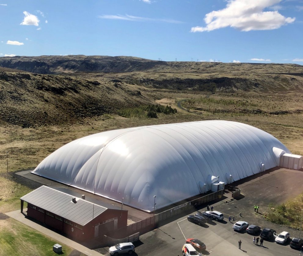 Samningur undirritaður um kaup á dúk fyrir Hamarshöllina