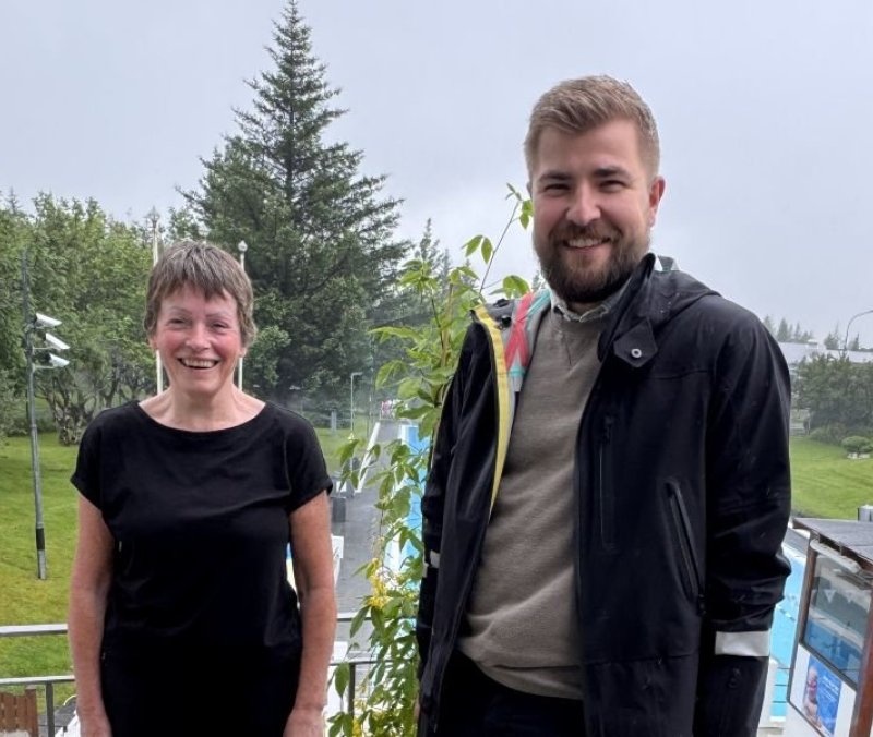 Ingimar bæjarstjóri kom færandi hendi og gaf Ólöfu gullregn í garðinn í kveðjugjöf frá Hveragerðisbæ&hellip;