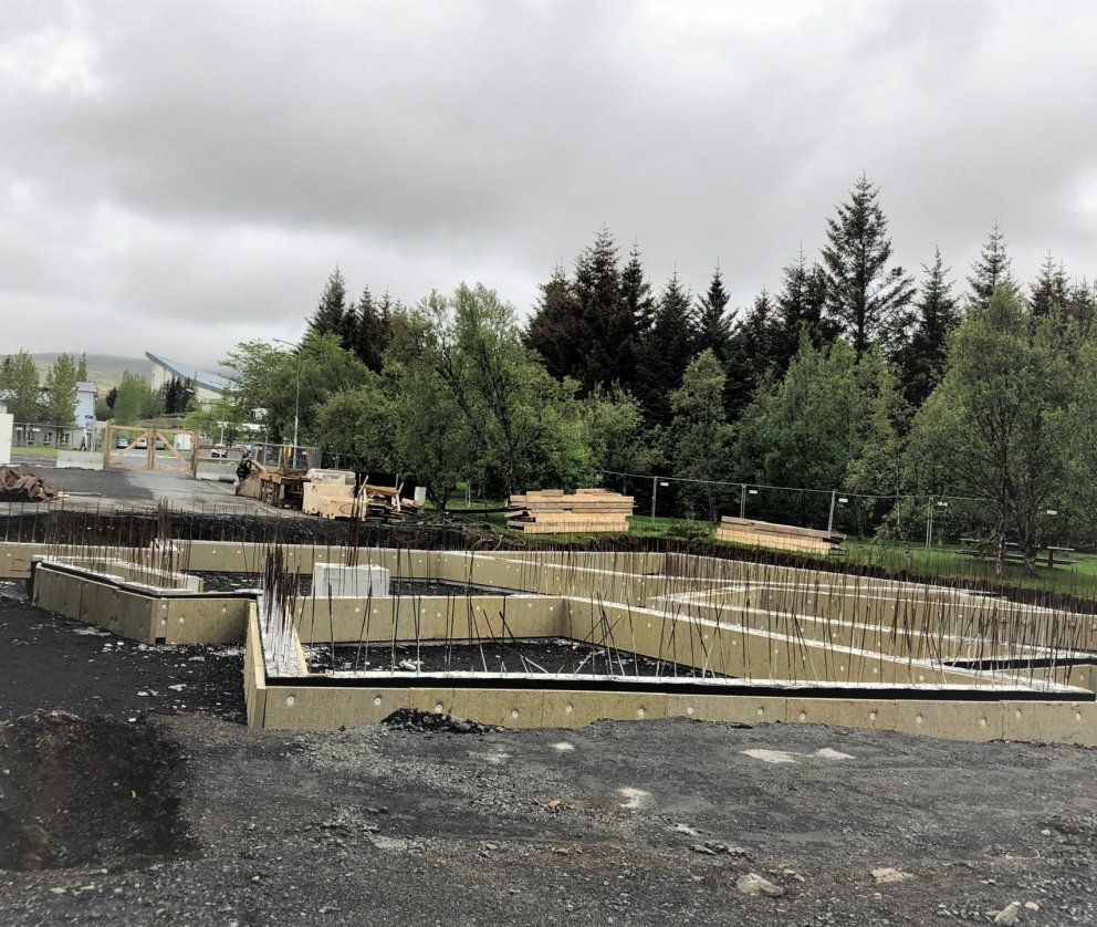 Framkvæmdir eru hafnar við viðbyggingu grunnskólans.