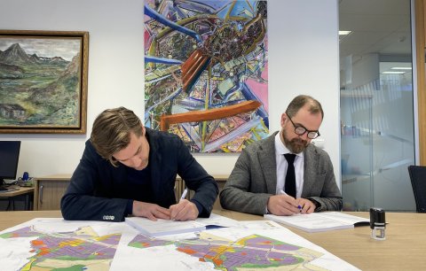 Ólafur Árnason frkv.stj. skipulags hjá HMS og Pétur G. Markan bæjarstjóri skrifa undir Aðalskipulagi&hellip;