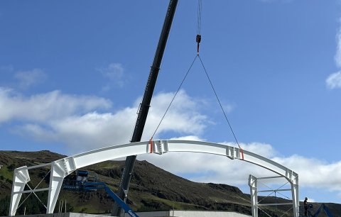 Fyrsta stálsperran reist við byggingu íþróttahúss