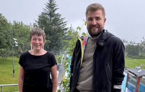 Ingimar bæjarstjóri kom færandi hendi og gaf Ólöfu gullregn í garðinn í kveðjugjöf frá Hveragerðisbæ&hellip;